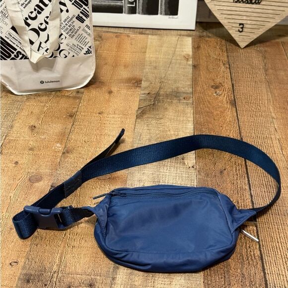 Everywhere Belt Bag Large 2L Lululemon pitch blue - Picture 6 of 15